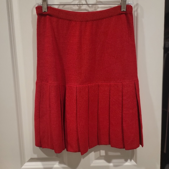 Vintage ST. JOHN COLLECTION by Marie Gray Red pleated skirt and top. - Picture 11 of 13